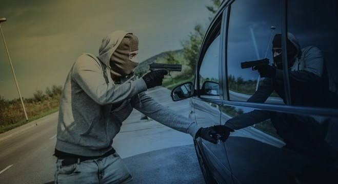 ARMADOS: Quatro criminosos roubam carro de homem com jovem no bairro Triângulo 