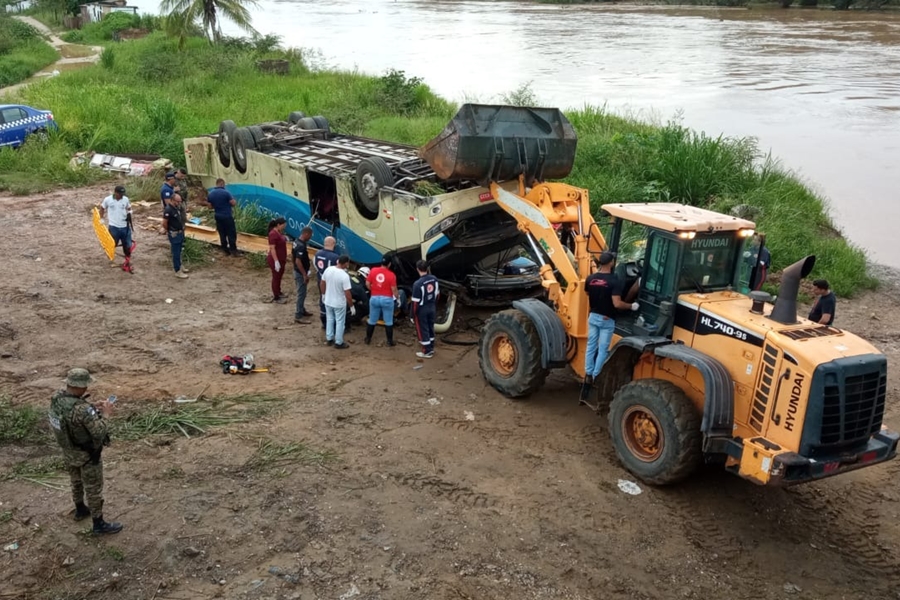 CAPOTOU: Ônibus vira e deixa cinco mortos no sudoeste da Bahia