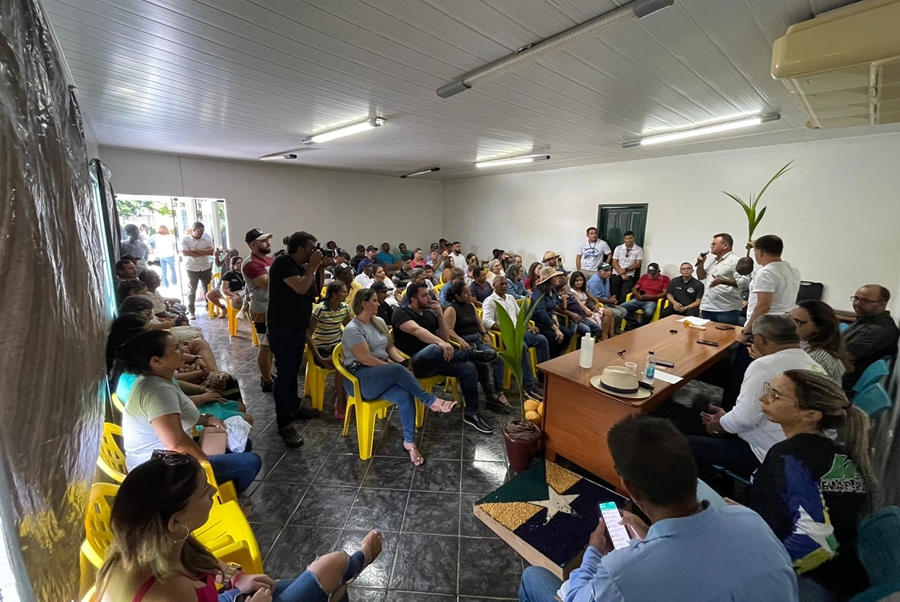 ROSANGELA DONADON: Deputada entrega mudas de coco para agricultores em municípios do interior
