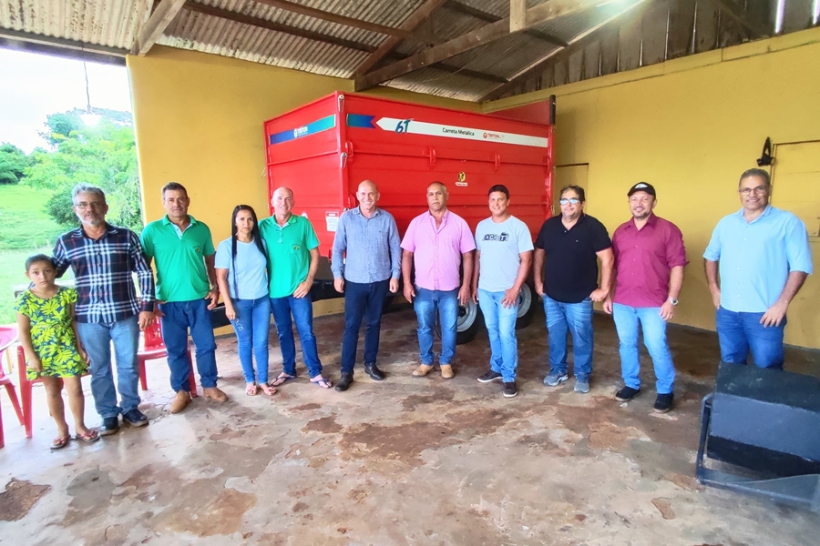 EZEQUIEL NEIVA: Associação Rural recebe carreta basculante de deputado