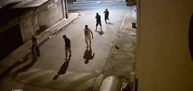 ARRASTÃO: Criminoso simula estar armado e rouba cinco celulares 