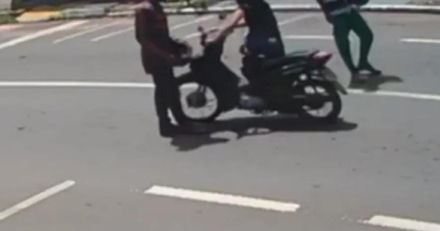 DUPLA CRIMINOSA: Mulher de 54 anos é 'fechada' na rua e tem motocicleta roubada 