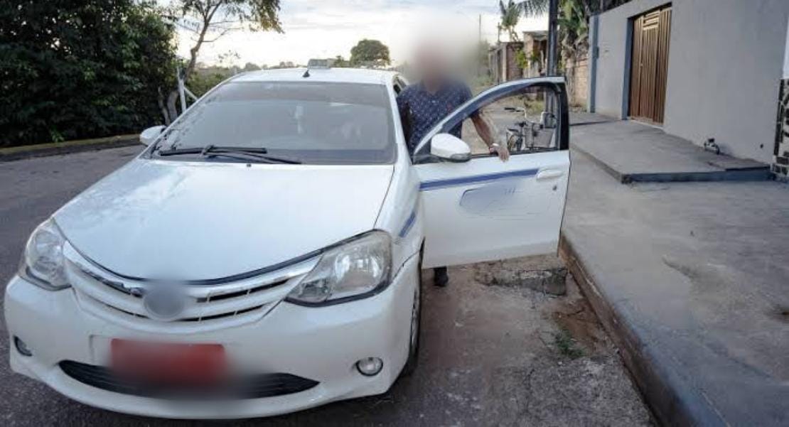 CRIMINALIDADE: Taxista tem carro roubado por bandidos armados na frente de residência