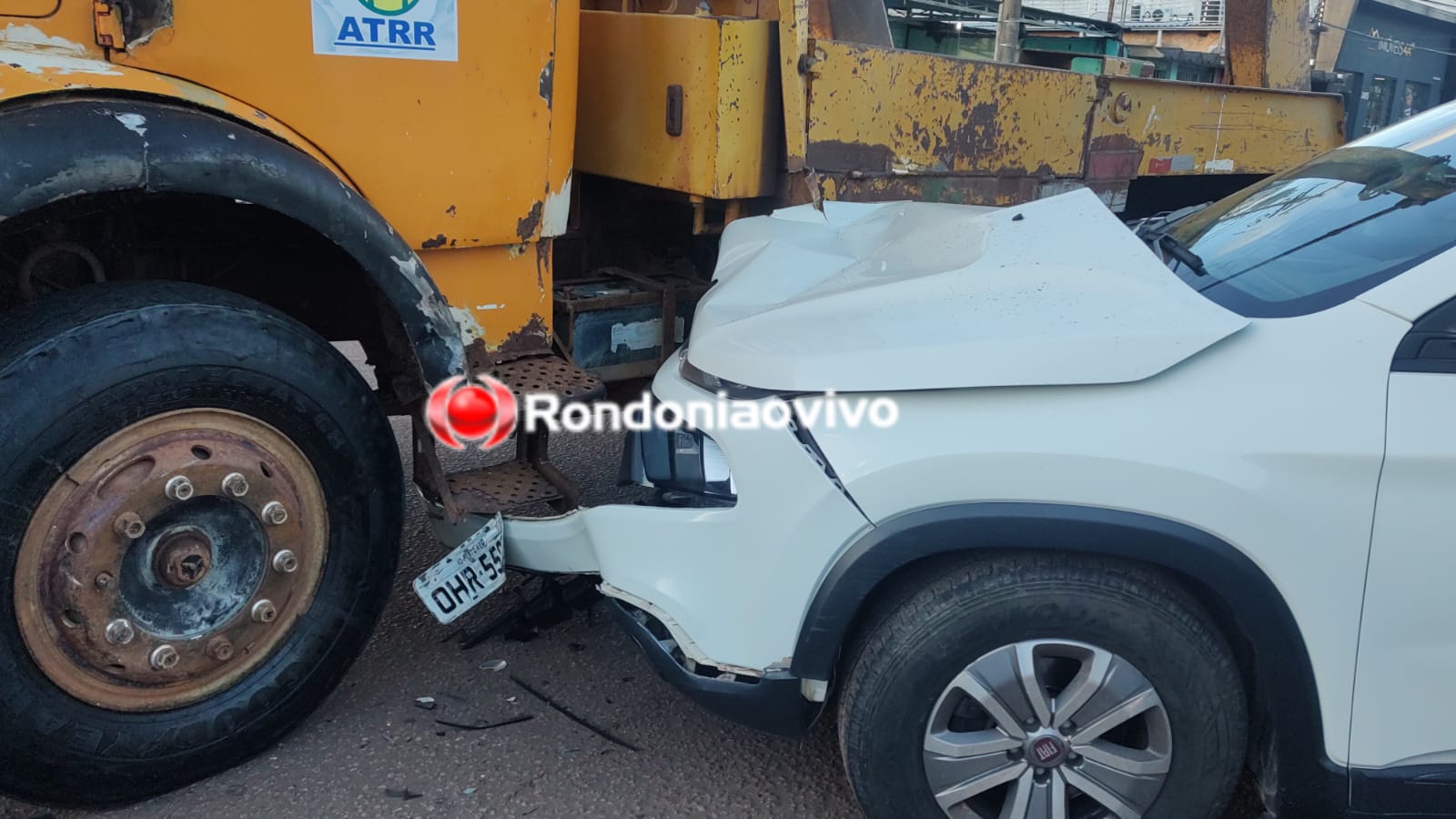VÍDEO: Fiat Toro fica destruída em batida contra caminhão