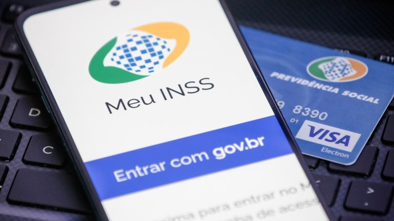 DINHEIRO: INSS começa a pagar 13º antecipado a quem recebe acima do mínimo