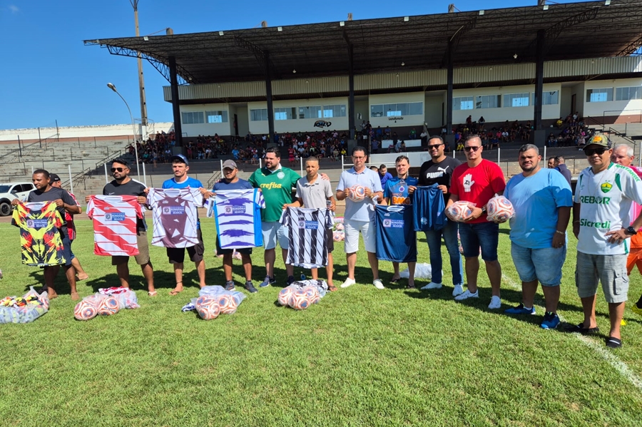 JEAN OLIVEIRA: Deputado entrega kits esportivos para times de Alta Floresta e Rolim de Moura