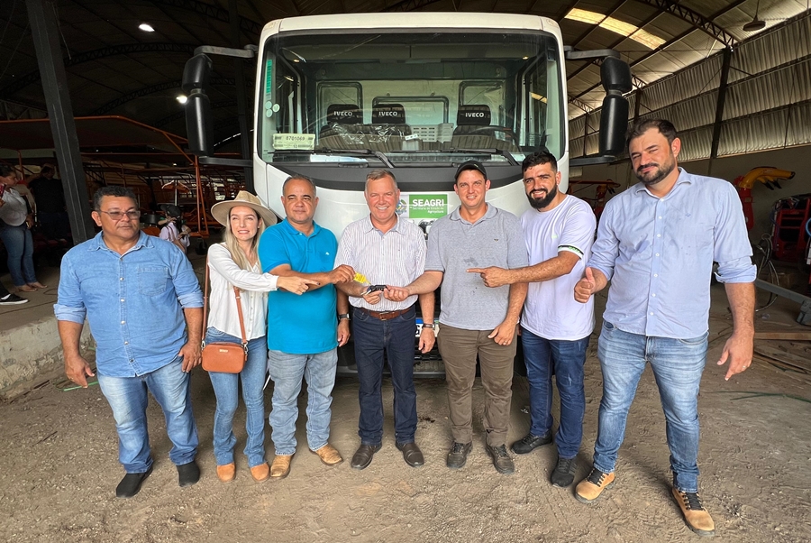 LÚCIO MOSQUINI: Deputado entrega implementos agrícolas em Ji-Paraná