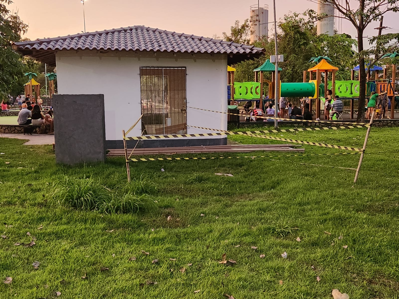 PARQUE DA CIDADE: População pede providências após queda de criança em fossa na capital