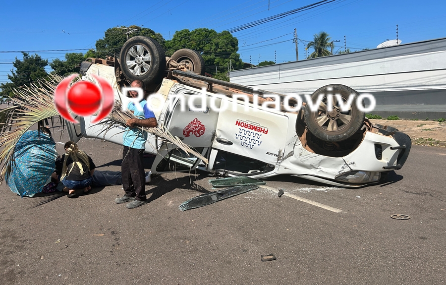 URGENTE: Capotamento de carro da Fhemeron deixa feridos no Centro