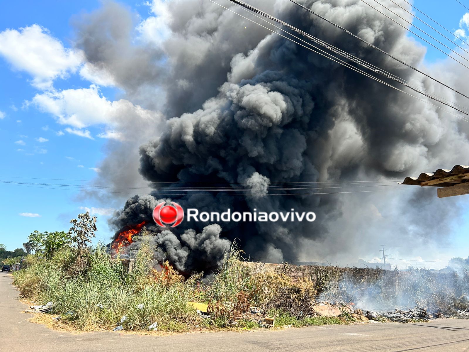 FUMAÇA PRETA: Incêndio em pneus assusta moradores da zona Sul