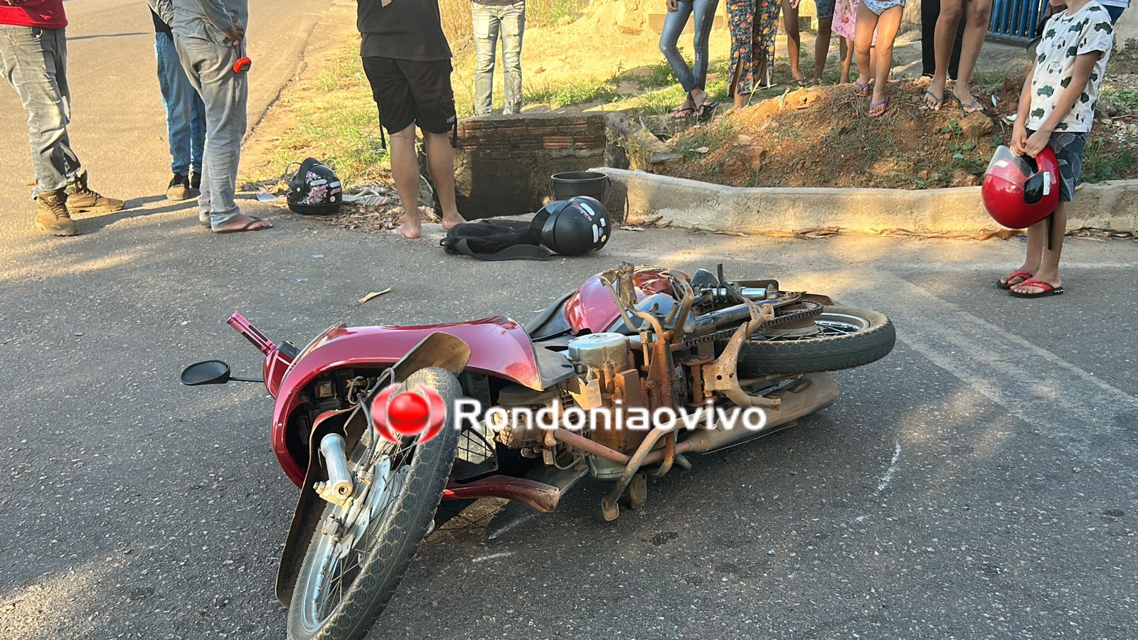 URGENTE: Mulher em moto cai dentro de bueiro e fica gravemente