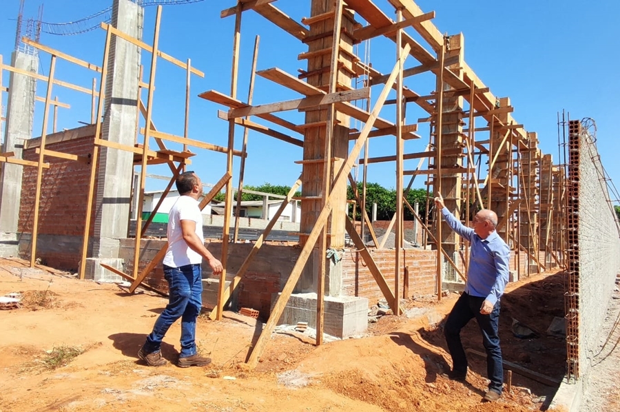 EZEQUIEL NEIVA: Deputado visita obras na escola São Roque em Corumbiara