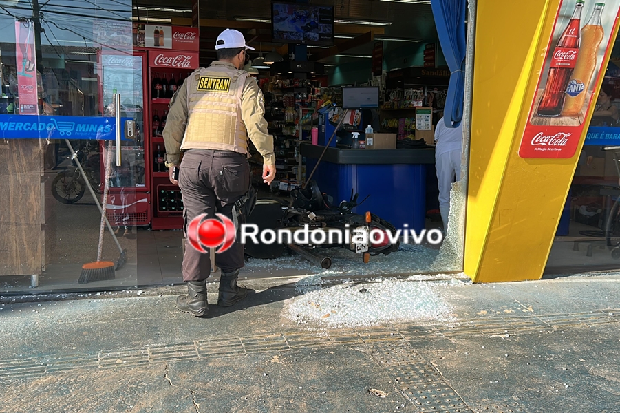 URGENTE: Motociclista invade supermercado após colisão com carro da Emdur