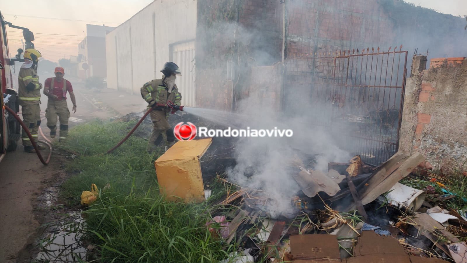 URGENTE: Mulher coloca fogo na própria residência na capital