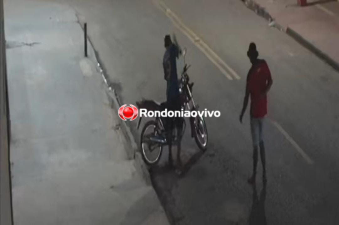VÍDEO: Criminosos são filmados arrombando ignição e furtando motocicleta 