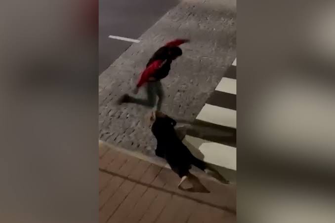 SURRA E PRISÃO: População espanca homem acusado de agredir esposa no meio da rua 