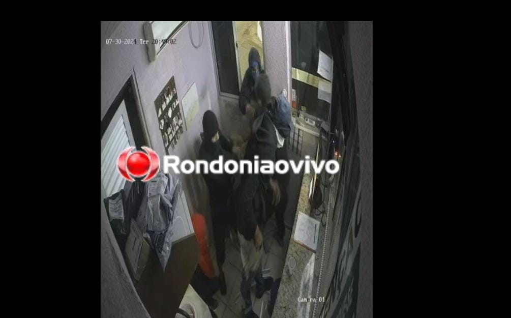 NO CONDOMÍNIO: Vídeo mostra bando roubando DVR para impedir gravação de imagens