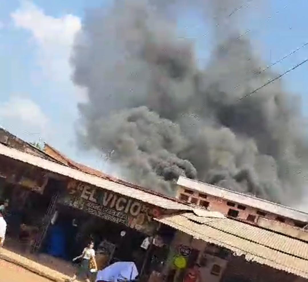 URGENTE: Fogo incontrolável destrói residência em Guayaramirim