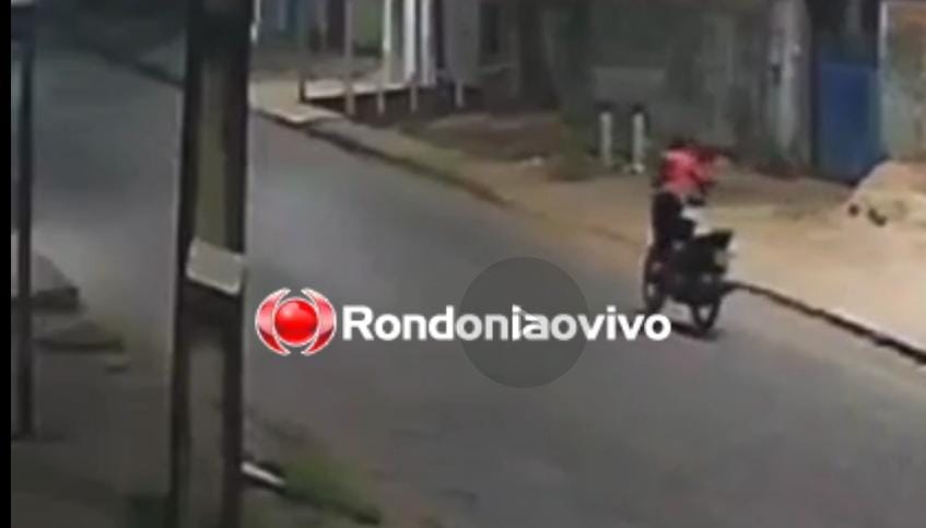VÍDEO: Ladrão é flagrado furtando moto de comerciante em frente de mercado 