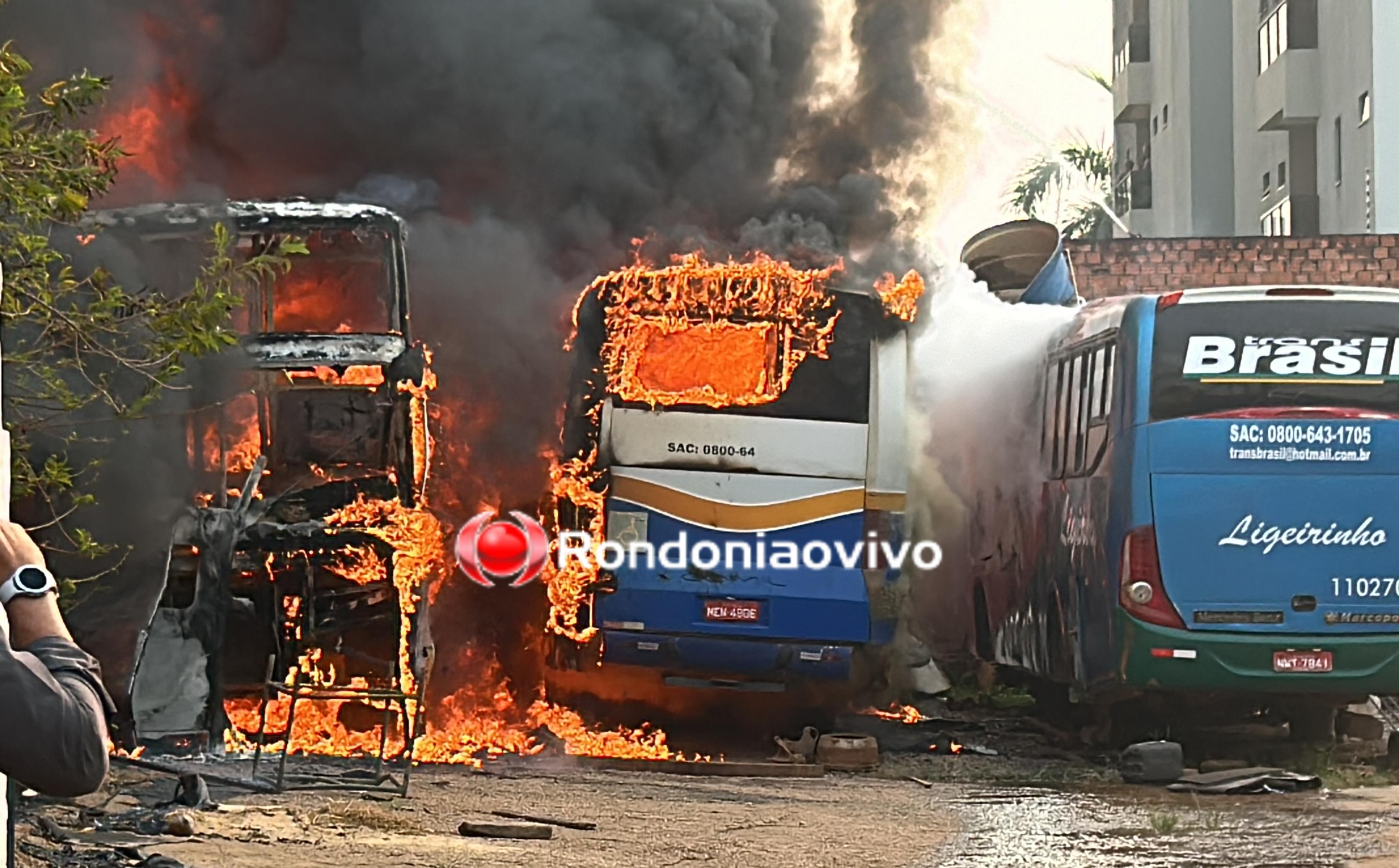 URGENTE: Ônibus são destruídos por incêndio em garagem