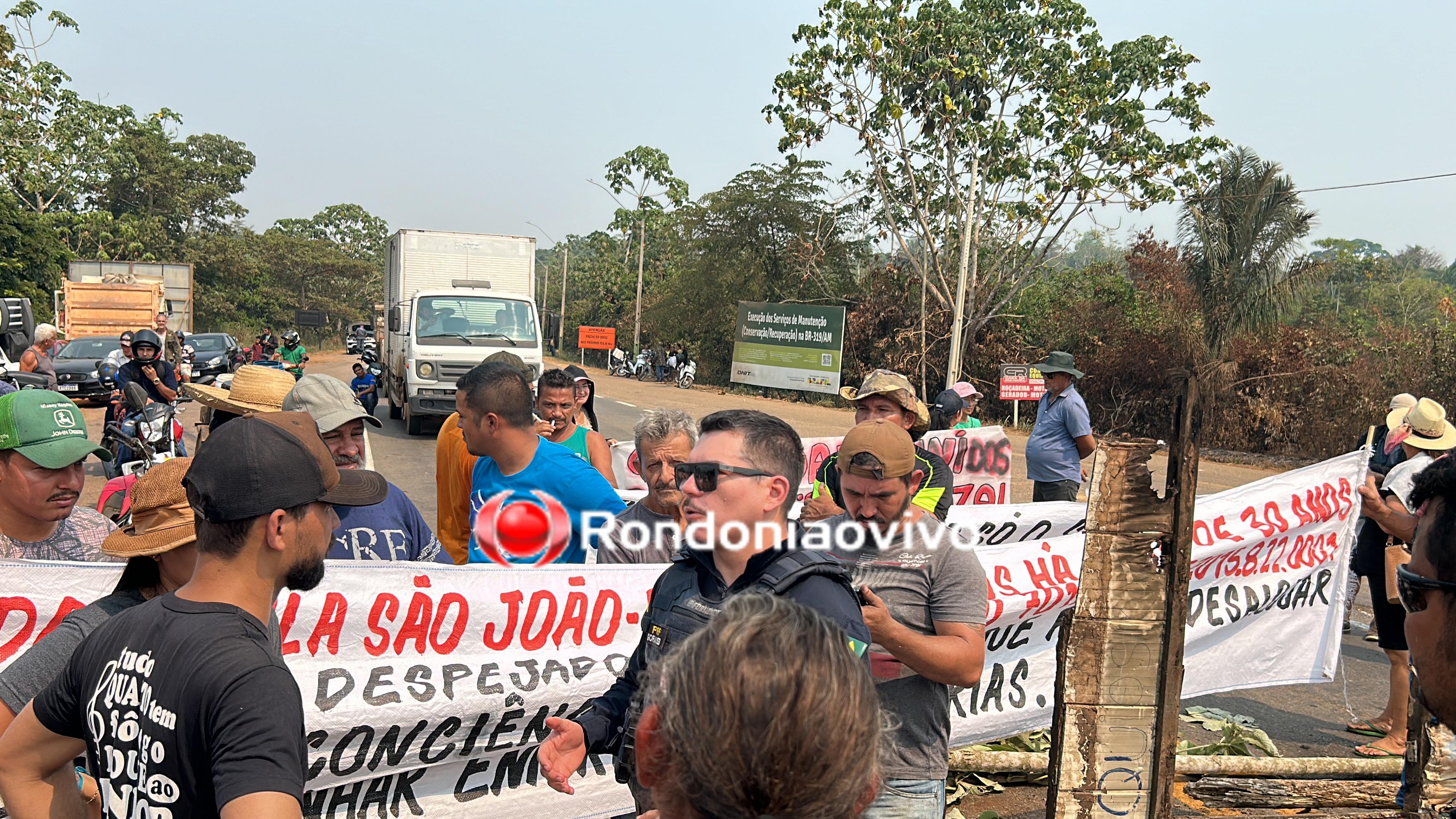 VÍDEO: Moradores fecham BR-319 na ponte do rio Madeira