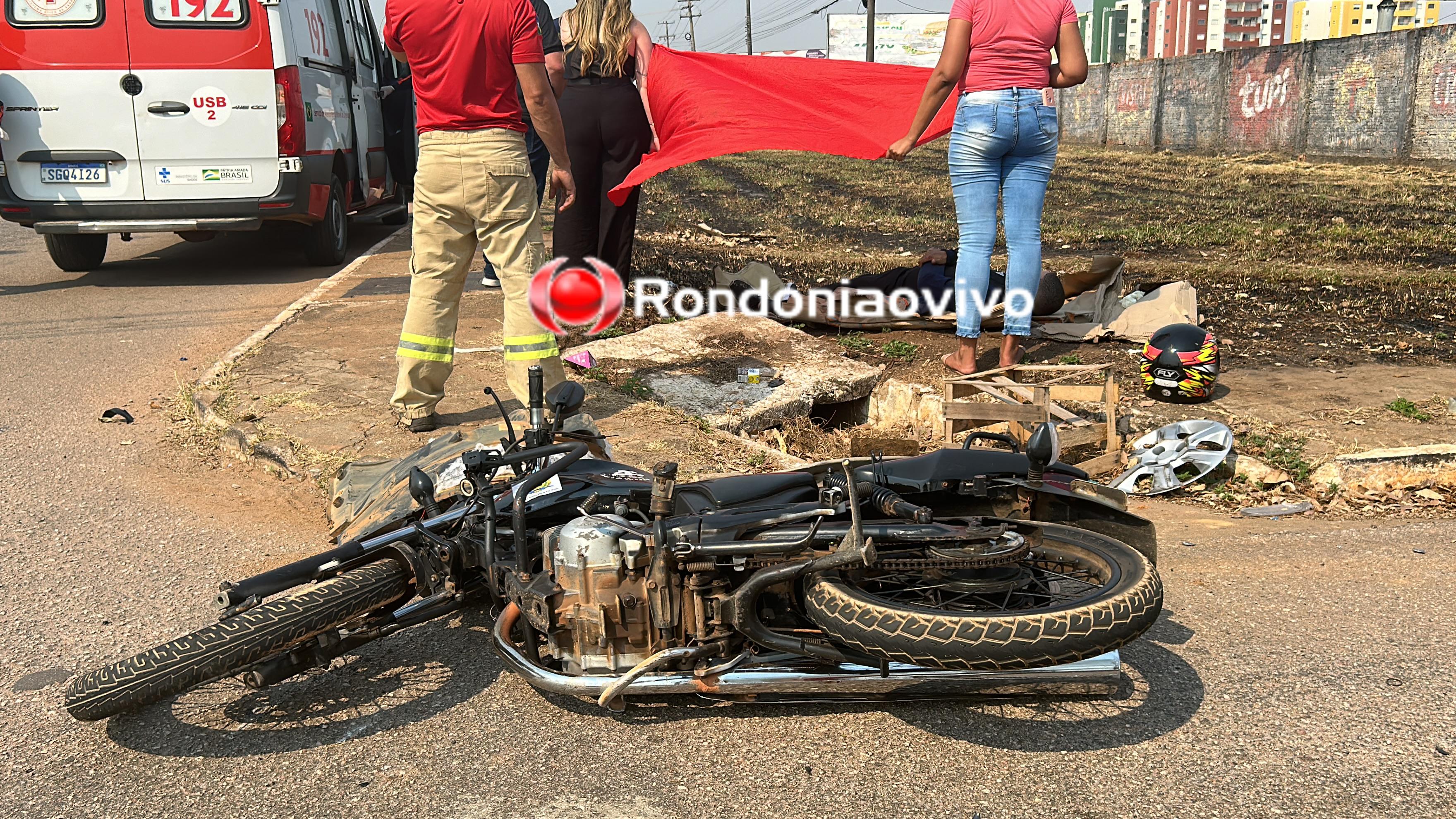 VÍDEO: Motociclista vai parar na calçada após colisão com carro na Imigrantes