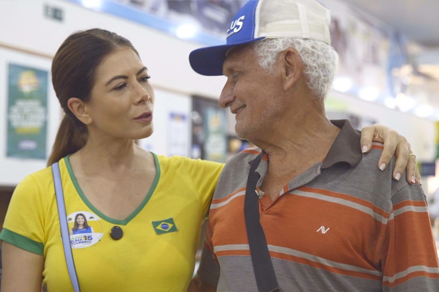 EUMA TOURINHO: Candidata fala com moradores sobre propostas para água tratada na zona sul