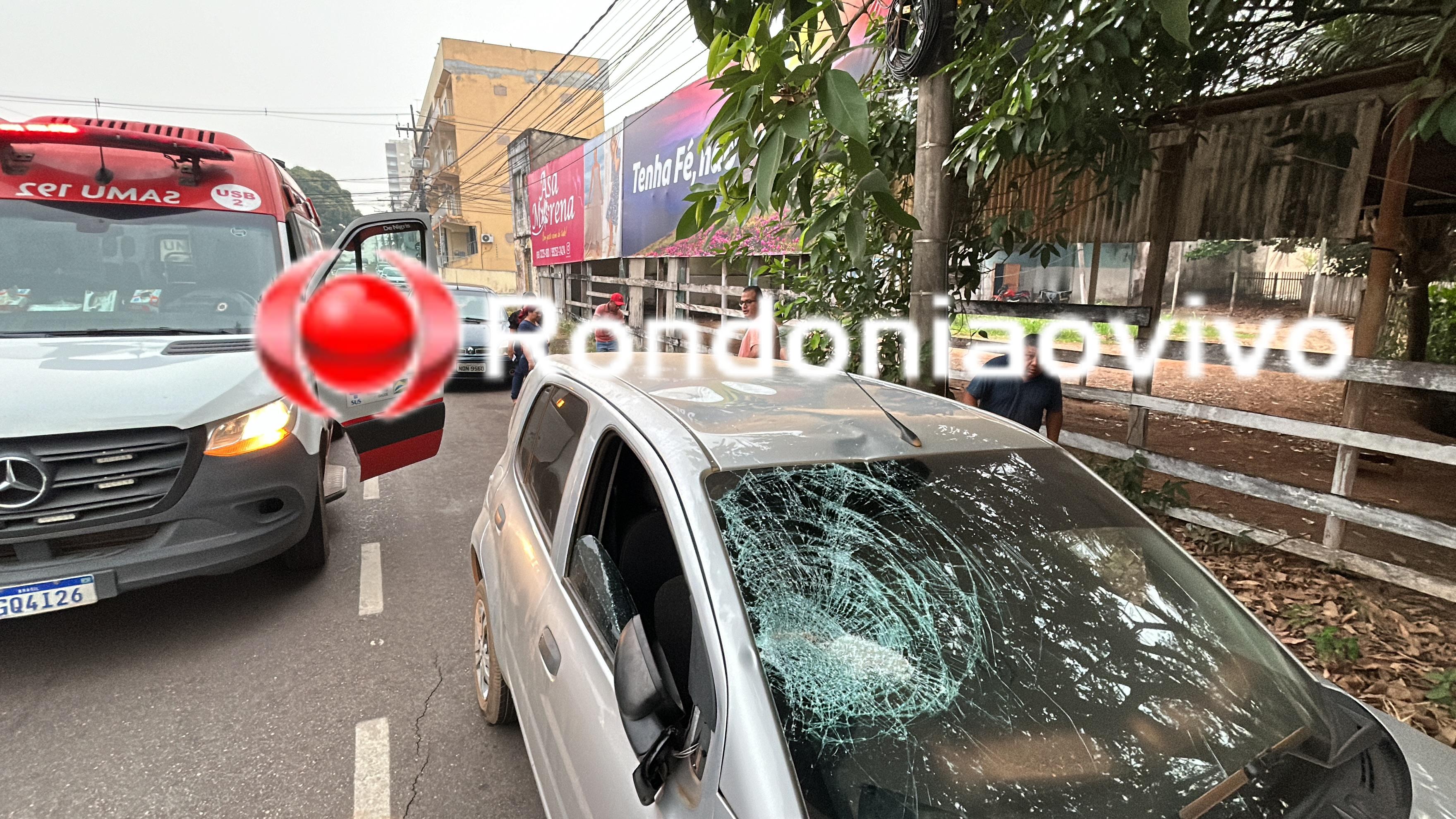 VÍDEO: Jovem fica em estado grave após acidente entre carro e moto no Centro