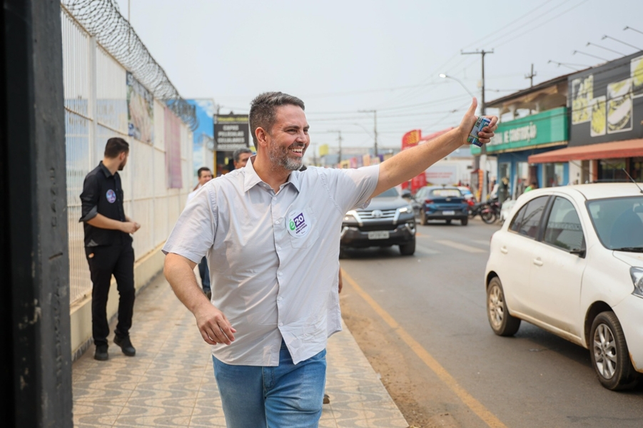 ELEIÇÕES 2024: Em caminhada pela zona Leste, Léo fala sobre mudanças na saúde de PVH