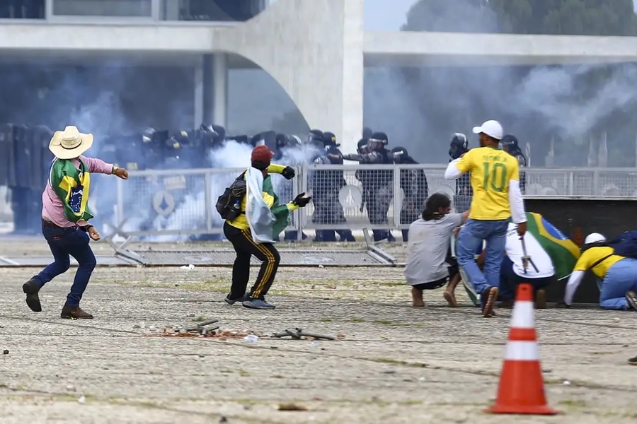 DECISÃO: Juristas avaliam que anistiar crimes contra democracia é inconstitucional