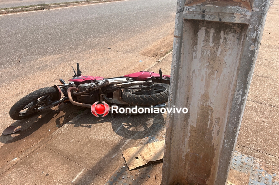 URGENTE: Funcionário do Meta 21 colide moto contra poste em frente ao Skate Parque 