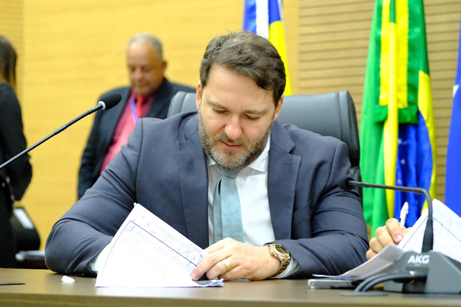 ALEX REDANO: Deputado indica construção de banheiros no Espaço Alternativo em PVH