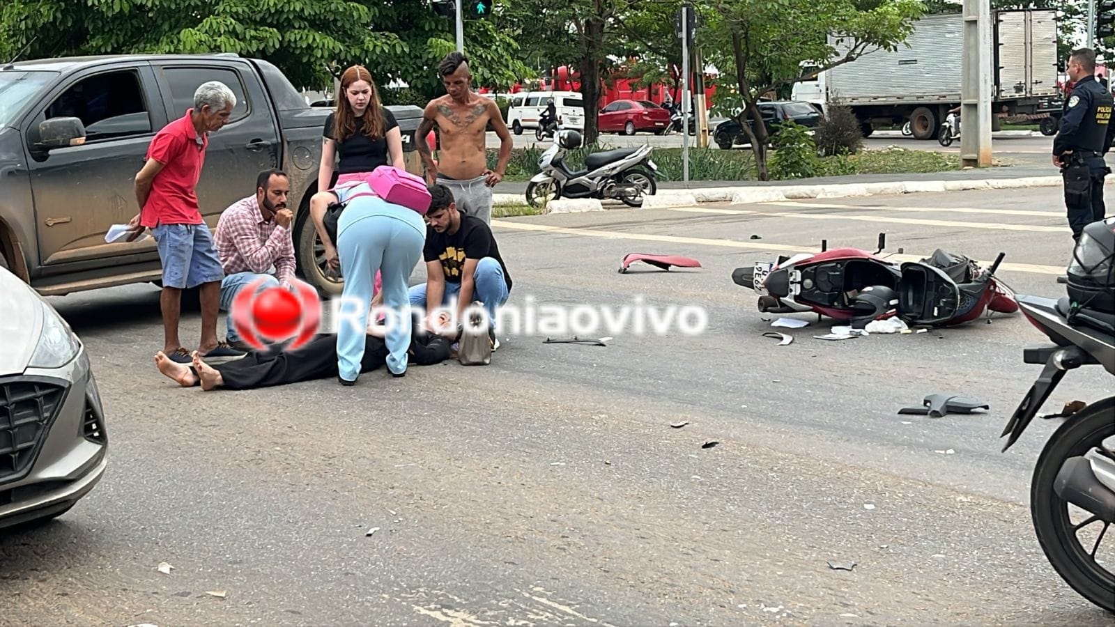 URGENTE: Mulher em moto sofre grave acidente em colisão com carro na Jorge Teixeira 