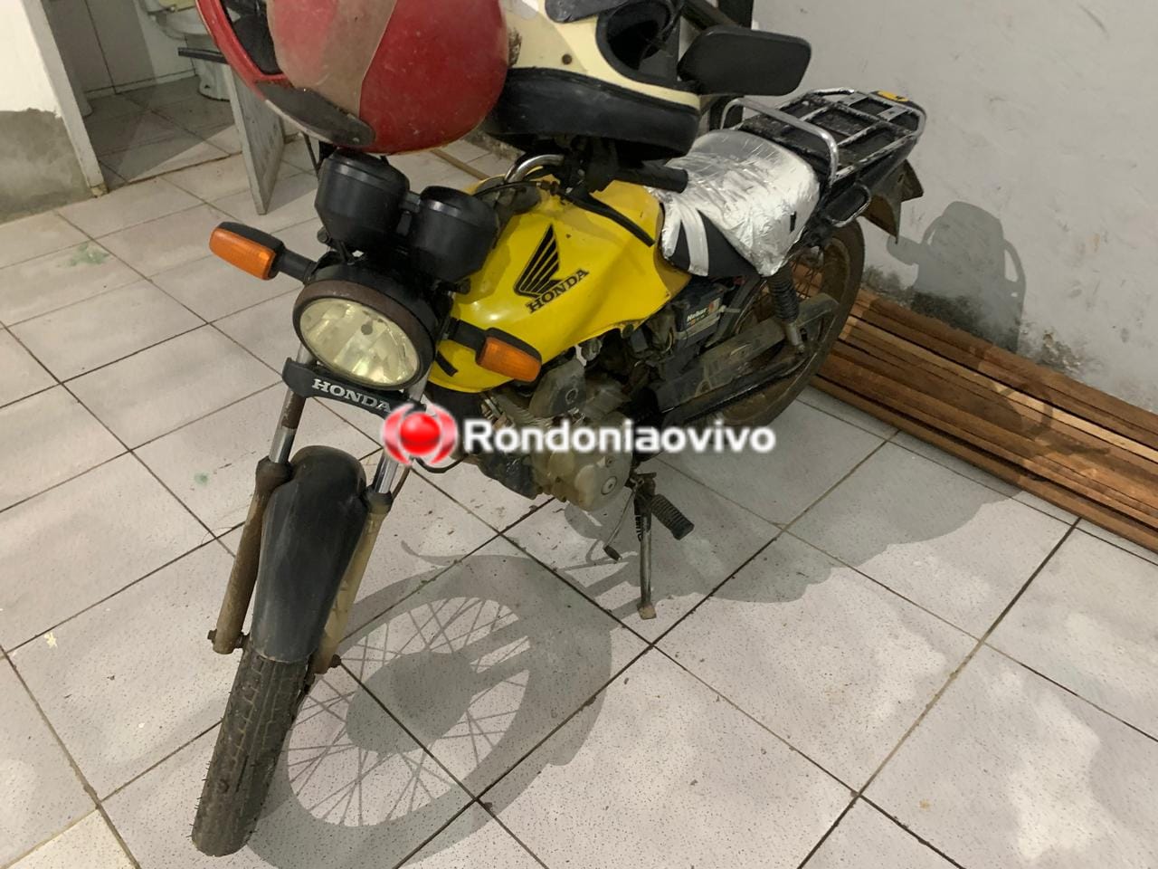 JORGE TEIXEIRA: Foragido e comparsa são presos com moto roubada em parada de ônibus 