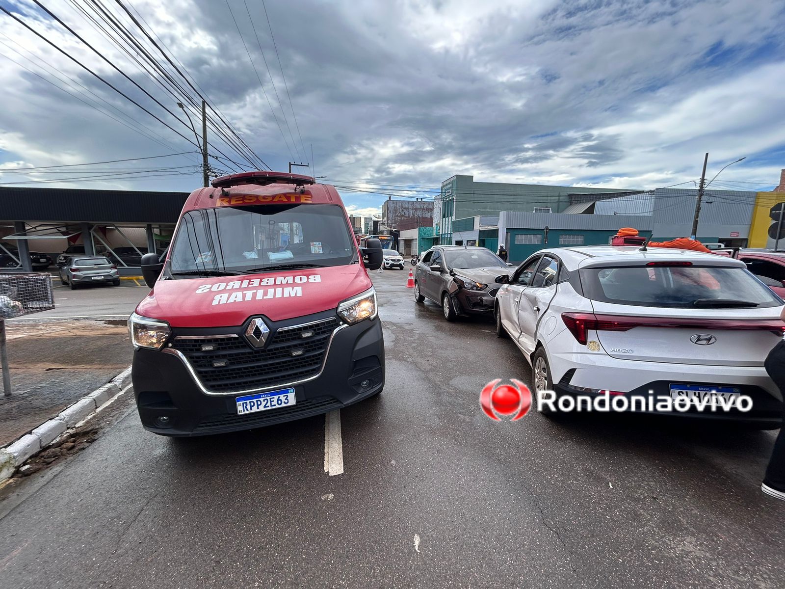 VÍDEO: Colisão entre carros deixa passageira lesionada na Avenida Abunã