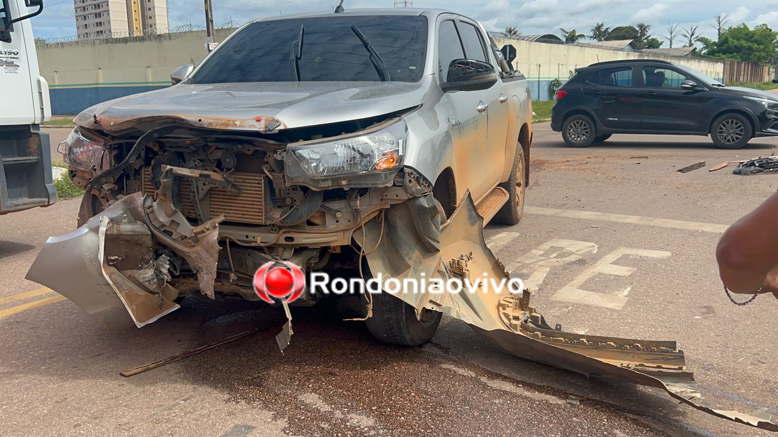 VÍDEO: Motorista de Hilux avança preferencial e causa grave acidente