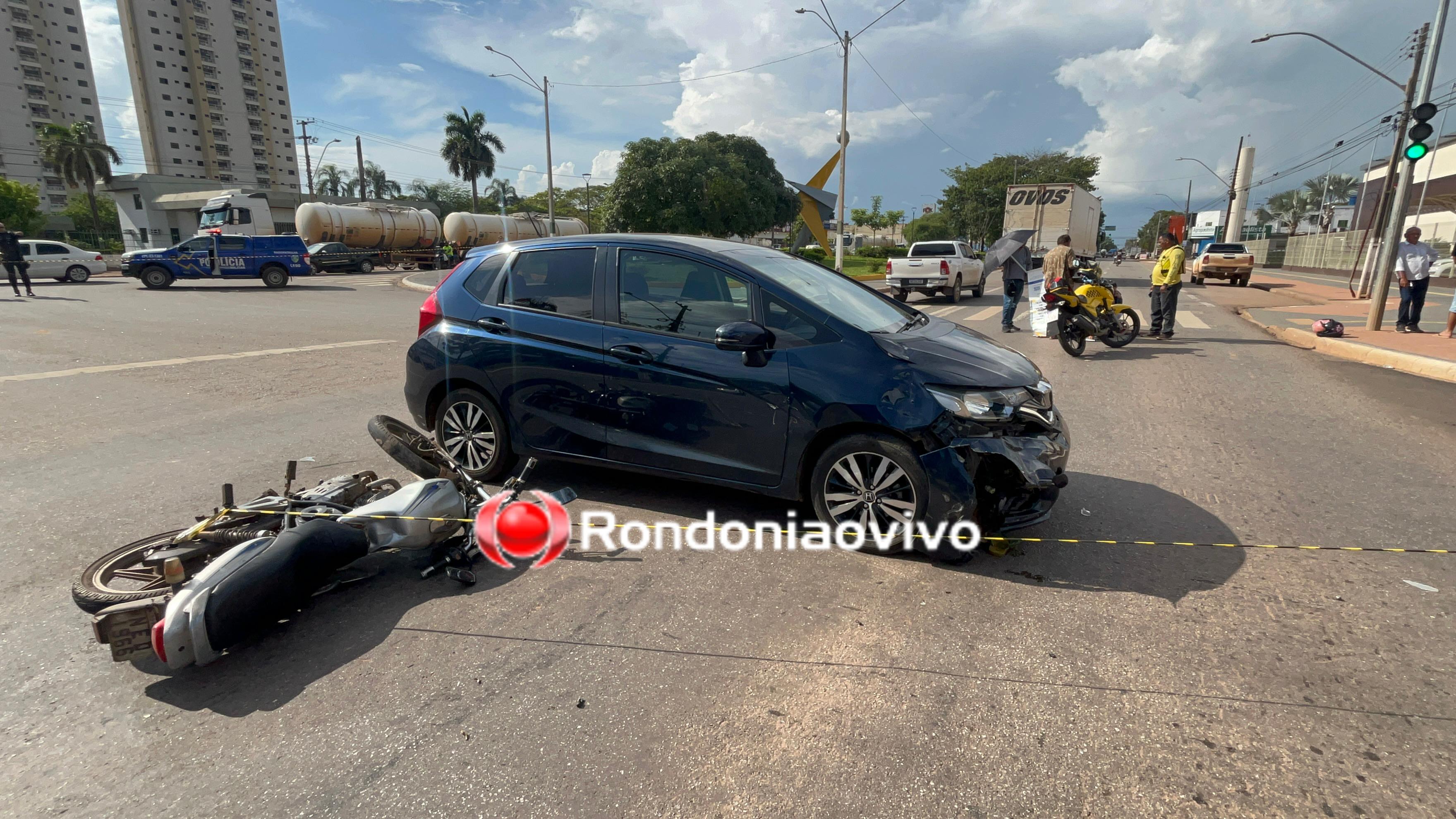 NO SEMÁFORO: Motociclista 'voa' por cima de carro em grave acidente na Jorge Teixeira