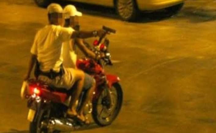 TENSÃO: Bandidos ameaçam atirar na cabeça de homem durante roubo de motocicleta