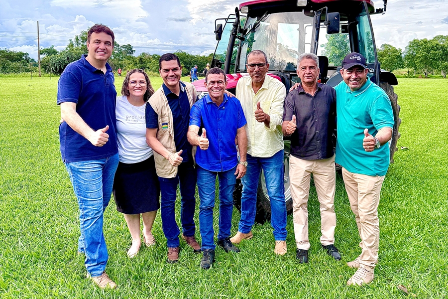 CÁSSIO GOIS: Deputado celebra aniversário de RO com entrega de trator a agricultores 