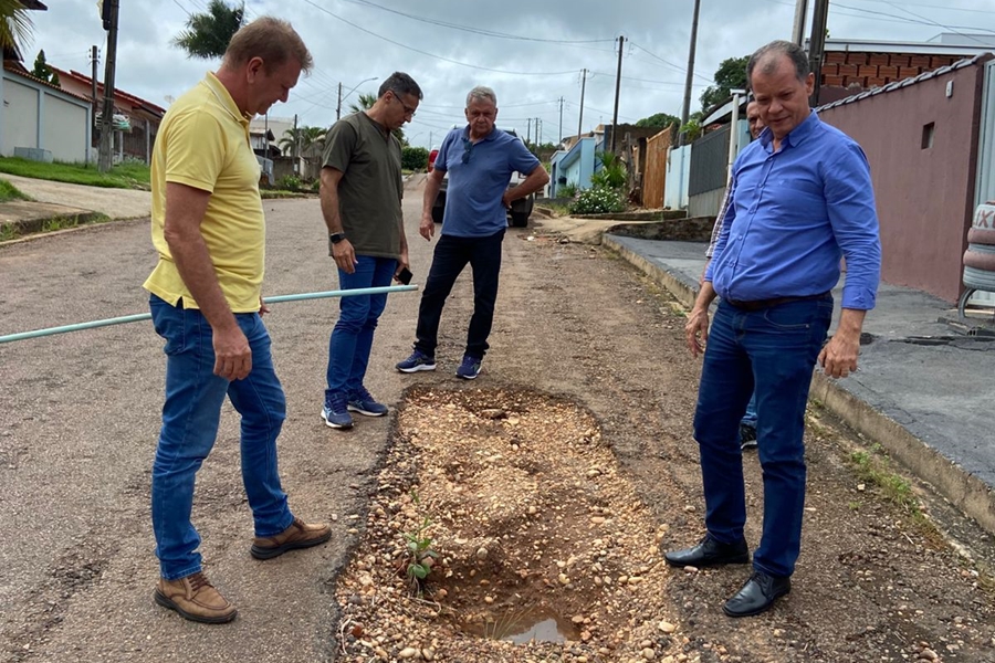 COLORADO DO OESTE: Prefeito Edinho da Rádio acompanha ações de recuperação de ruas 