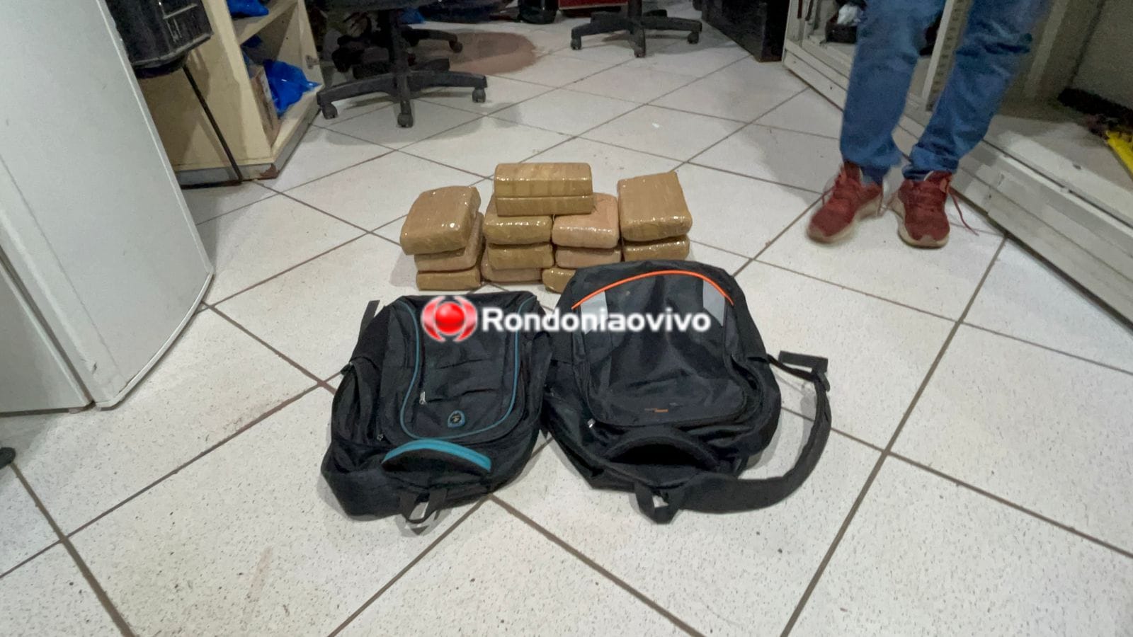 NA BR-364: Tia e sobrinho de 15 anos são flagrados com 14 tabletes de drogas em táxi 