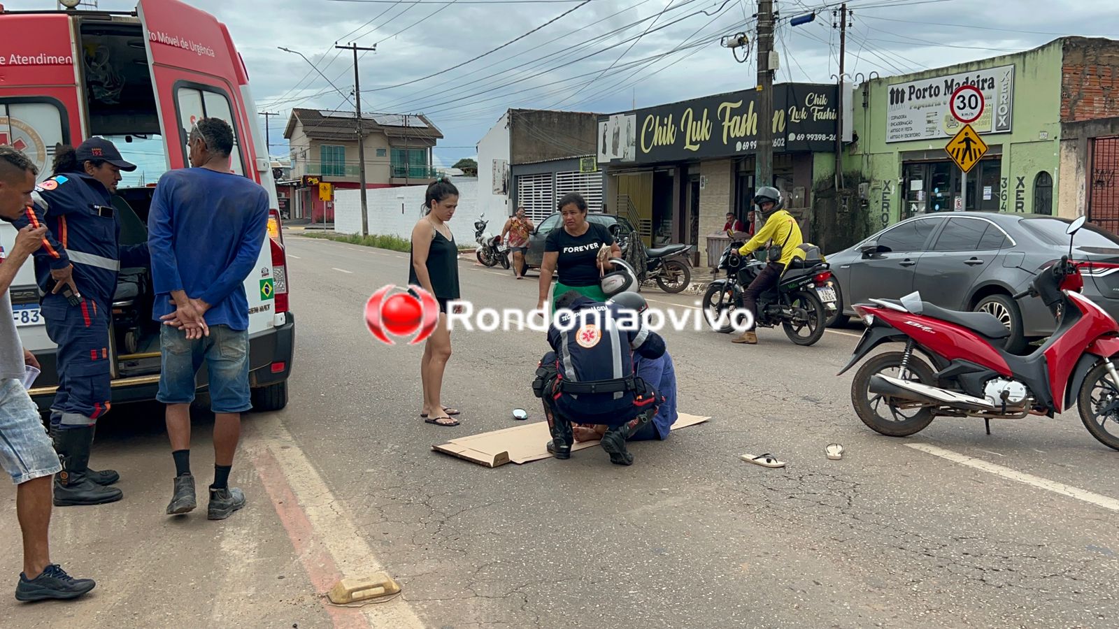 VÍDEO: Mulher em moto sofre vários ferimentos após atropelar 'Caramelo'