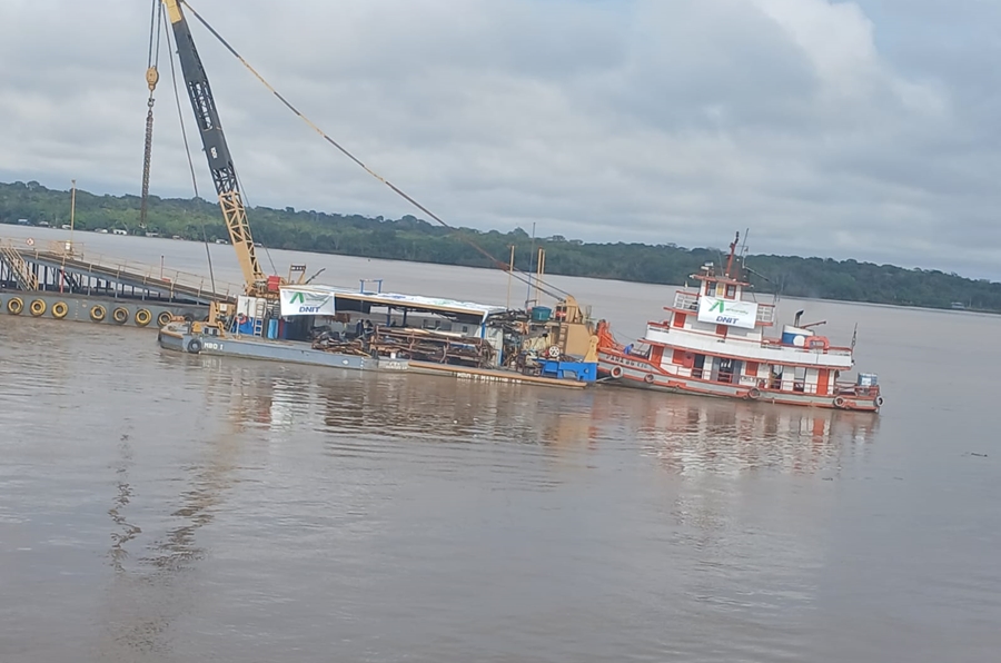 PORTO DO CAI N´ÁGUA: Iniciado o serviço de reforma da plataforma de embarque no rio Madeira