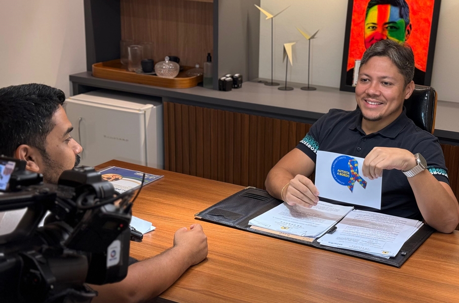 ZÉ PAROCA: Vereador recebe imprensa para falar de PL para adesivos de identificação 