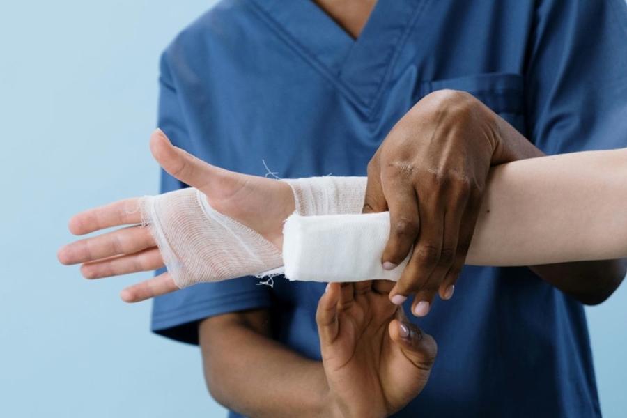 FORMATO DE ESPUMA: Pesquisadores brasileiros criam curativo sustentável com resíduos de pesca 