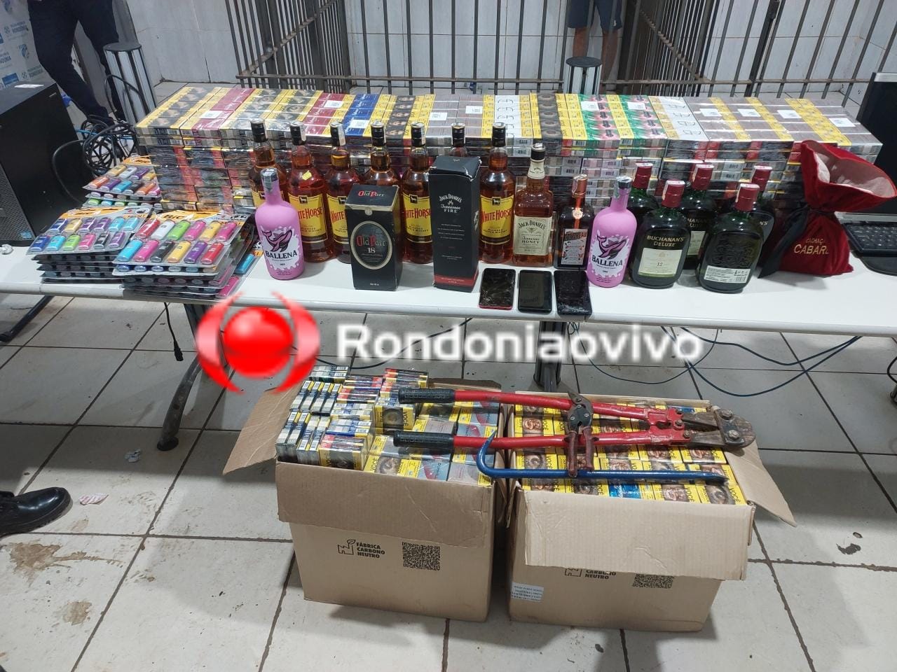 APÓS FURTO: Criminoso é flagrado com mais de 2 mil carteiras de cigarros e garrafas de whisky 