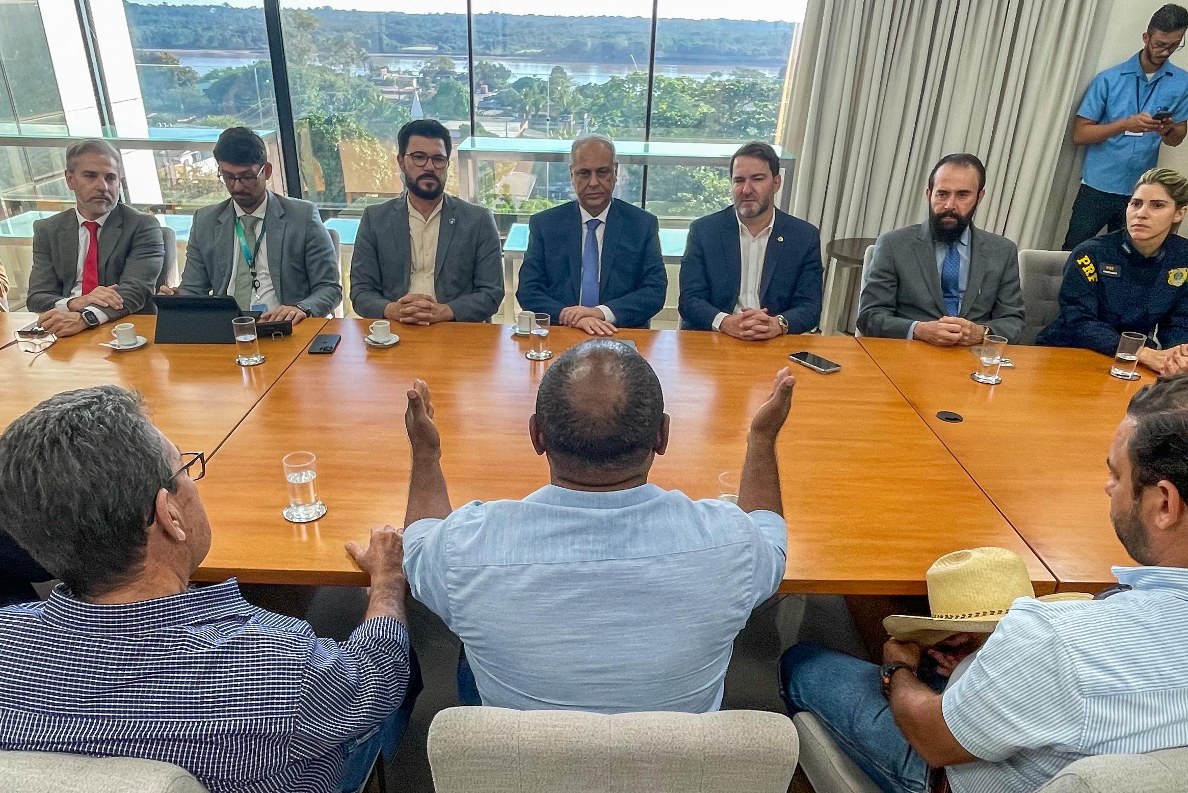 ALEX REDANO: Deputado defende moradores da Unidade Soldado da Borracha em reunião