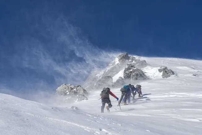 ZONA DA MORTE: Escaladora revela a 'regra silenciosa' sobre os mortos no Everest 