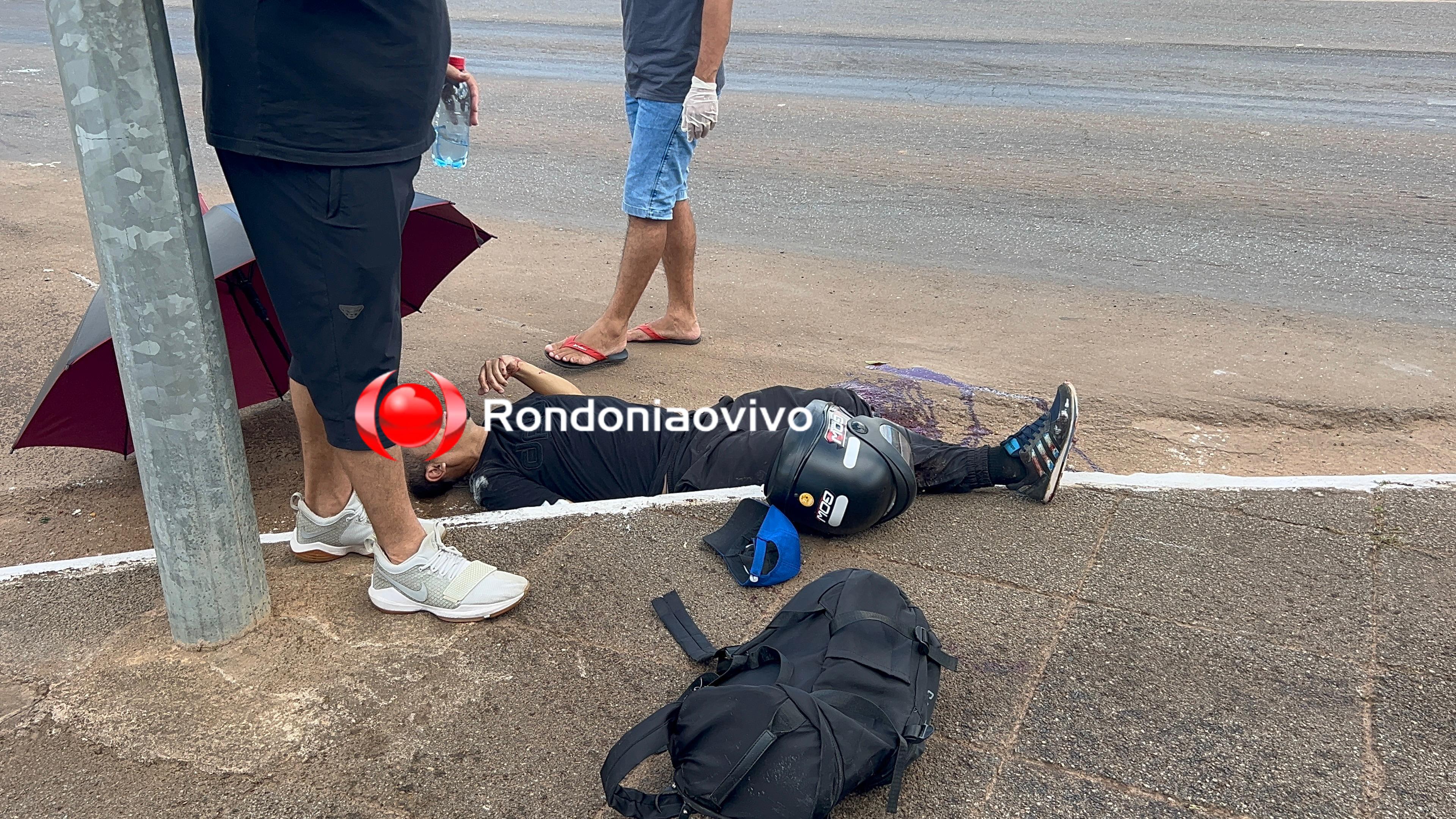 NO SEMÁFORO: Passageiro de moto app sofre grave fratura exposta em acidente na Jorge Teixeira