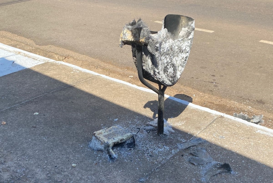VANDALISMO EM PVH: Lixeiras públicas estão sendo incendiadas na Sete de Setembro